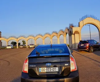 Interieur van Toyota Prius te huur in Georgië. Een geweldige auto met 5 zitplaatsen en een Automatisch transmissie.