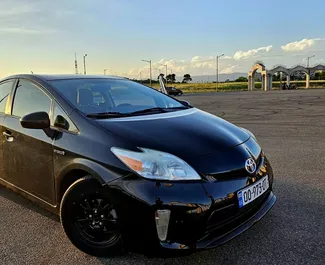 Hybride motor van 1,8L van Toyota Prius 2013 te huur in Tbilisi.