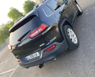 Jeep Cherokee 2015 beschikbaar voor verhuur in Koetaisi, met een kilometerlimiet van onbeperkt.