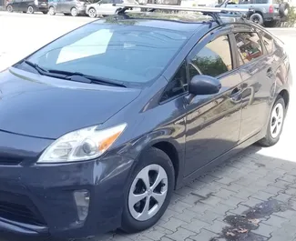 Vooraanzicht van een huurauto Toyota Prius in Koetaisi, Georgië ✓ Auto #10146. ✓ Transmissie Automatisch TM ✓ 0 beoordelingen.