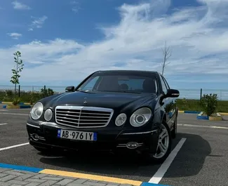 Vooraanzicht van een huurauto Mercedes-Benz E-Class in Durrës, Albanië ✓ Auto #10231. ✓ Transmissie Automatisch TM ✓ 0 beoordelingen.