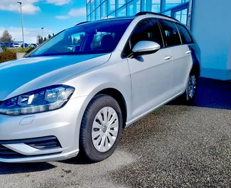 Vooraanzicht van een huurauto Volkswagen Golf Variant Praag, Tsjechië ✓ Auto #392. ✓ Transmissie Handmatig TM ✓ 0 beoordelingen.