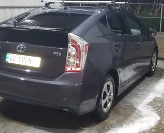 Hybride motor van 1,8L van Toyota Prius 2014 te huur in Koetaisi.