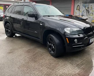 Vooraanzicht van een huurauto BMW X5 op de luchthaven van Tirana, Albanië ✓ Auto #10034. ✓ Transmissie Automatisch TM ✓ 0 beoordelingen.