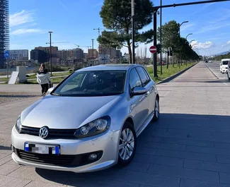 Vooraanzicht van een huurauto Volkswagen Golf 6 in Tirana, Albanië ✓ Auto #9977. ✓ Transmissie Automatisch TM ✓ 0 beoordelingen.