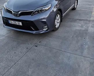 Vooraanzicht van een huurauto Toyota Sienna in Tbilisi, Georgië ✓ Auto #10155. ✓ Transmissie Automatisch TM ✓ 0 beoordelingen.