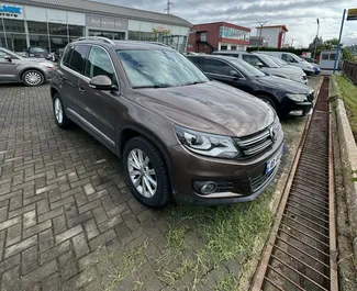 Vooraanzicht van een huurauto Volkswagen Tiguan in Tirana, Albanië ✓ Auto #10208. ✓ Transmissie Automatisch TM ✓ 0 beoordelingen.