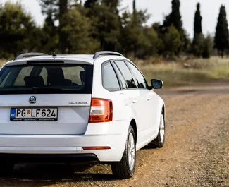 Interieur van Skoda Octavia Combi te huur in Montenegro. Een geweldige auto met 5 zitplaatsen en een Automatisch transmissie.