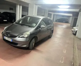 Vooraanzicht van een huurauto Honda Jazz op de luchthaven van Tirana, Albanië ✓ Auto #10048. ✓ Transmissie Automatisch TM ✓ 0 beoordelingen.