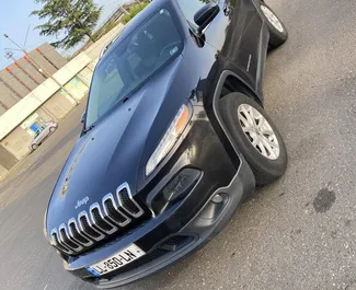 Vooraanzicht van een huurauto Jeep Cherokee in Koetaisi, Georgië ✓ Auto #9905. ✓ Transmissie Automatisch TM ✓ 1 beoordelingen.