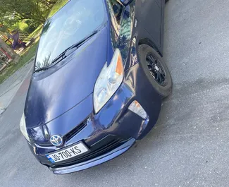 Vooraanzicht van een huurauto Toyota Prius in Koetaisi, Georgië ✓ Auto #10232. ✓ Transmissie Automatisch TM ✓ 1 beoordelingen.