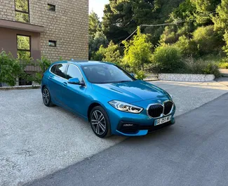 Vooraanzicht van een huurauto BMW 116d in Rafailovici, Montenegro ✓ Auto #10023. ✓ Transmissie Automatisch TM ✓ 2 beoordelingen.