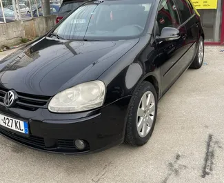 Vooraanzicht van een huurauto Volkswagen Golf 5 op de luchthaven van Tirana, Albanië ✓ Auto #10040. ✓ Transmissie Automatisch TM ✓ 0 beoordelingen.