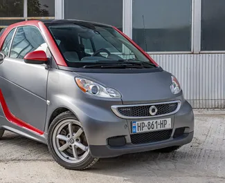 Vooraanzicht van een huurauto Smart Fortwo in Tbilisi, Georgië ✓ Auto #9876. ✓ Transmissie Automatisch TM ✓ 0 beoordelingen.