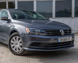 Vooraanzicht van een huurauto Volkswagen Jetta in Tbilisi, Georgië ✓ Auto #9874. ✓ Transmissie Automatisch TM ✓ 0 beoordelingen.