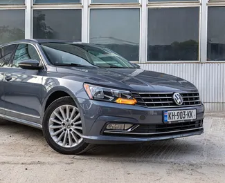 Vooraanzicht van een huurauto Volkswagen Passat in Tbilisi, Georgië ✓ Auto #9814. ✓ Transmissie Automatisch TM ✓ 1 beoordelingen.