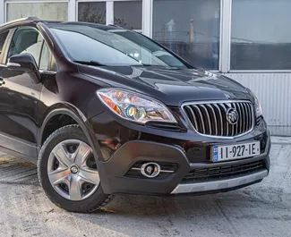 Vooraanzicht van een huurauto Buick Encore in Batumi, Georgië ✓ Auto #10278. ✓ Transmissie Automatisch TM ✓ 0 beoordelingen.