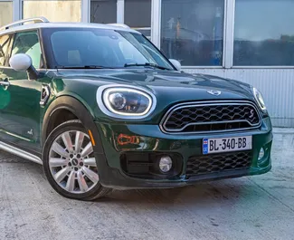 Vooraanzicht van een huurauto Mini Countryman Cooper S in Batumi, Georgië ✓ Auto #10284. ✓ Transmissie Automatisch TM ✓ 0 beoordelingen.