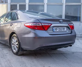 Toyota Camry 2016 beschikbaar voor verhuur in Tbilisi, met een kilometerlimiet van onbeperkt.