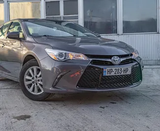 Hybride motor van 2,5L van Toyota Camry 2016 te huur in Tbilisi.