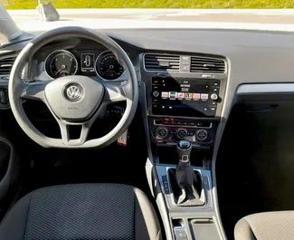 Diesel motor van 1,6L van Volkswagen Golf Variant 2018 te huur Praag.