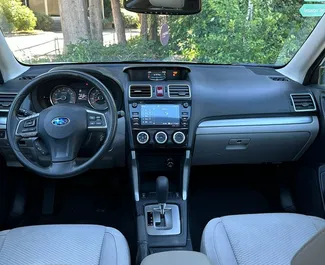 Interieur van Subaru Forester te huur in Georgië. Een geweldige auto met 5 zitplaatsen en een Automatisch transmissie.