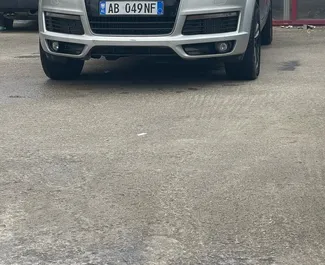 Vooraanzicht van een huurauto Audi Q7 op de luchthaven van Tirana, Albanië ✓ Auto #10043. ✓ Transmissie Automatisch TM ✓ 1 beoordelingen.