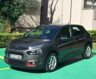 Vooraanzicht van een huurauto Citroen C4 Cactus in Rafailovici, Montenegro ✓ Auto #2014. ✓ Transmissie Automatisch TM ✓ 5 beoordelingen.