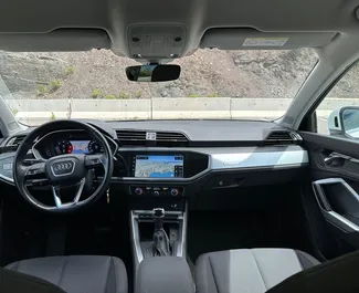 Interieur van Audi Q3 te huur in Montenegro. Een geweldige auto met 5 zitplaatsen en een Automatisch transmissie.