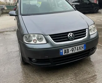 Vooraanzicht van een huurauto Volkswagen Touran op de luchthaven van Tirana, Albanië ✓ Auto #10046. ✓ Transmissie Automatisch TM ✓ 0 beoordelingen.