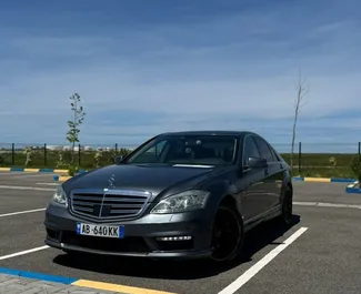 Vooraanzicht van een huurauto Mercedes-Benz S-Class in Durrës, Albanië ✓ Auto #10236. ✓ Transmissie Automatisch TM ✓ 0 beoordelingen.