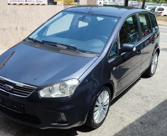 Vooraanzicht van een huurauto Ford C-Max op de luchthaven van Tirana, Albanië ✓ Auto #10125. ✓ Transmissie Handmatig TM ✓ 0 beoordelingen.