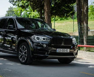 Vooraanzicht van een huurauto BMW X5 in Tbilisi, Georgië ✓ Auto #9918. ✓ Transmissie Automatisch TM ✓ 1 beoordelingen.