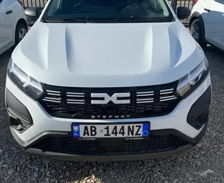 Vooraanzicht van een huurauto Dacia Sandero Stepway op de luchthaven van Tirana, Albanië ✓ Auto #10101. ✓ Transmissie Handmatig TM ✓ 0 beoordelingen.