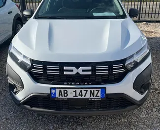 Vooraanzicht van een huurauto Dacia Sandero Stepway op de luchthaven van Tirana, Albanië ✓ Auto #10102. ✓ Transmissie Handmatig TM ✓ 0 beoordelingen.