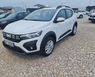 Vooraanzicht van een huurauto Dacia Sandero Stepway op de luchthaven van Tirana, Albanië ✓ Auto #10107. ✓ Transmissie Automatisch TM ✓ 2 beoordelingen.