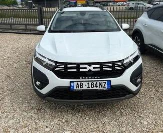 Vooraanzicht van een huurauto Dacia Sandero Stepway op de luchthaven van Tirana, Albanië ✓ Auto #10072. ✓ Transmissie Automatisch TM ✓ 0 beoordelingen.