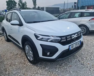 Vooraanzicht van een huurauto Dacia Sandero Stepway op de luchthaven van Tirana, Albanië ✓ Auto #10108. ✓ Transmissie Automatisch TM ✓ 0 beoordelingen.