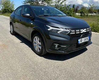 Vooraanzicht van een huurauto Dacia Logan op de luchthaven van Tirana, Albanië ✓ Auto #10106. ✓ Transmissie Automatisch TM ✓ 0 beoordelingen.