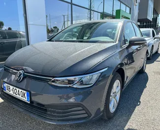 Vooraanzicht van een huurauto Volkswagen Golf 8 in Tirana, Albanië ✓ Auto #10136. ✓ Transmissie Automatisch TM ✓ 0 beoordelingen.