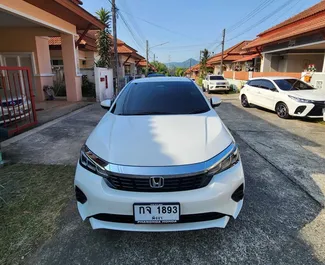 Vooraanzicht van een huurauto Honda City op de luchthaven van Phuket, Thailand ✓ Auto #9925. ✓ Transmissie Automatisch TM ✓ 0 beoordelingen.