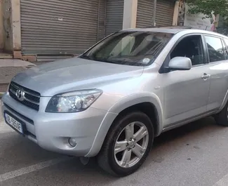 Vooraanzicht van een huurauto Toyota Rav4 in Durrës, Albanië ✓ Auto #10094. ✓ Transmissie Handmatig TM ✓ 1 beoordelingen.