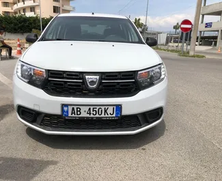 Vooraanzicht van een huurauto Dacia Sandero in Tirana, Albanië ✓ Auto #9950. ✓ Transmissie Handmatig TM ✓ 0 beoordelingen.