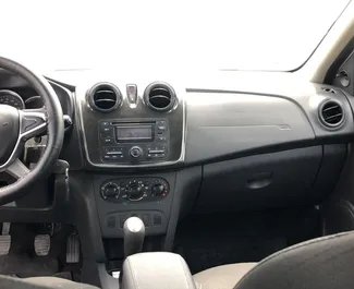 Interieur van Dacia Sandero te huur in Albanië. Een geweldige auto met 5 zitplaatsen en een Handmatig transmissie.