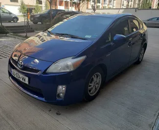 Vooraanzicht van een huurauto Toyota Prius in Tbilisi, Georgië ✓ Auto #10225. ✓ Transmissie Automatisch TM ✓ 1 beoordelingen.