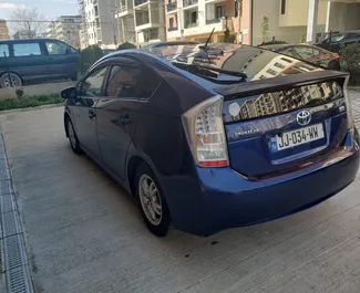 Interieur van Toyota Prius te huur in Georgië. Een geweldige auto met 5 zitplaatsen en een Automatisch transmissie.