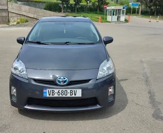 Vooraanzicht van een huurauto Toyota Prius in Tbilisi, Georgië ✓ Auto #10237. ✓ Transmissie Automatisch TM ✓ 0 beoordelingen.