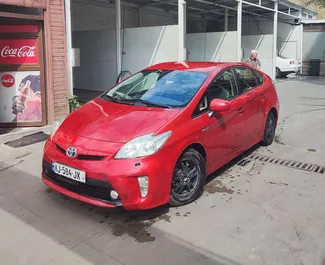 Vooraanzicht van een huurauto Toyota Prius in Tbilisi, Georgië ✓ Auto #10147. ✓ Transmissie Automatisch TM ✓ 0 beoordelingen.