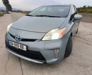 Vooraanzicht van een huurauto Toyota Prius in Batumi, Georgië ✓ Auto #9969. ✓ Transmissie Automatisch TM ✓ 3 beoordelingen.