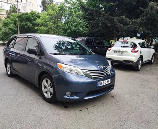 Vooraanzicht van een huurauto Toyota Sienna in Tbilisi, Georgië ✓ Auto #10096. ✓ Transmissie Automatisch TM ✓ 1 beoordelingen.